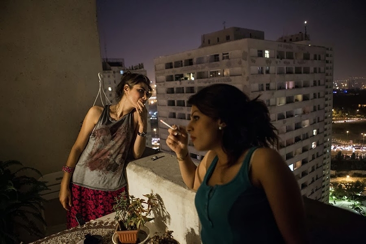 W prywatnych mieszkaniach kobiety mogą nosić zwykłe koszule, nie muszą też zakładać burki.
Fot. Hossein Fatemi